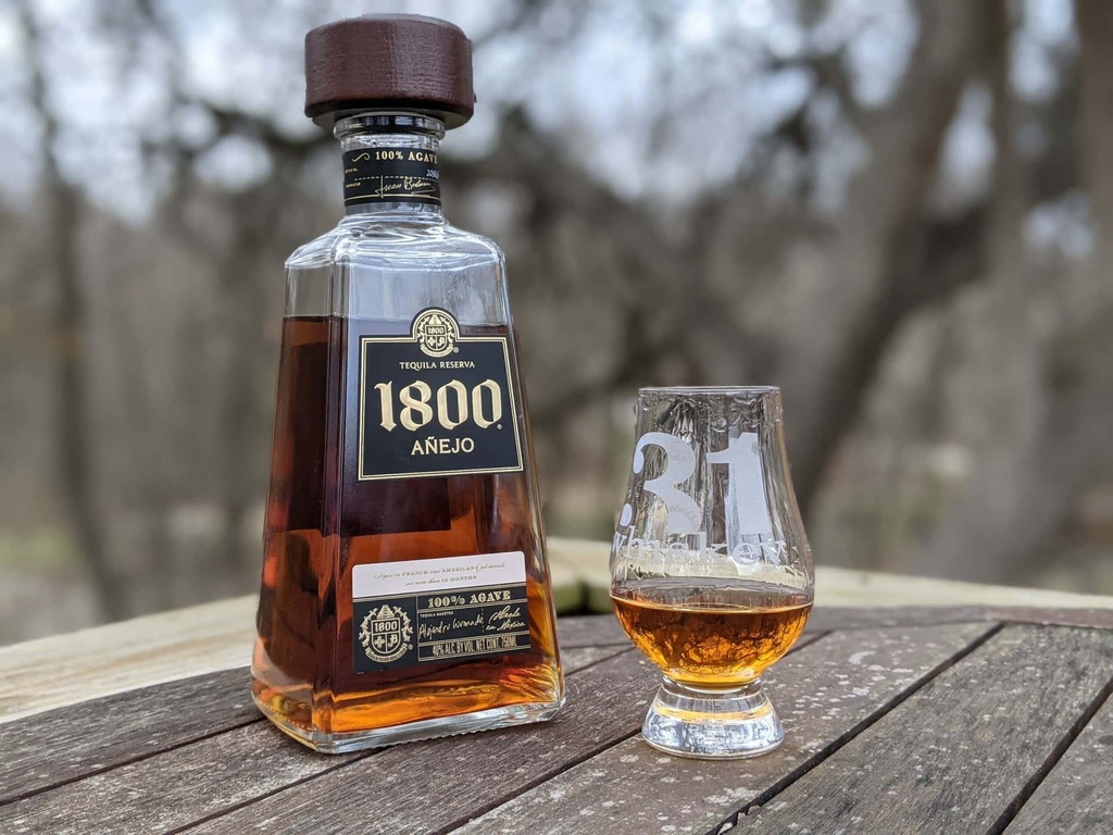 1800-tequila-anejo-bottle-and-glass-0f3etu7nff1r9axd.jpg